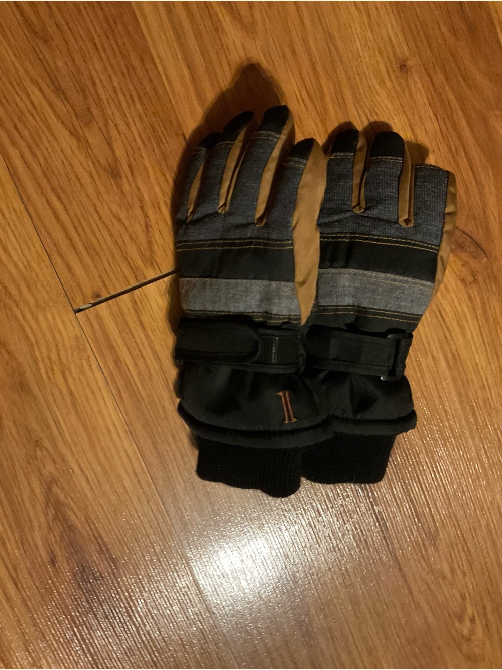 Boys Black Tan And Gray Insualted Snow Ski Gloves Igloos 3M Thinsulated Size S/M